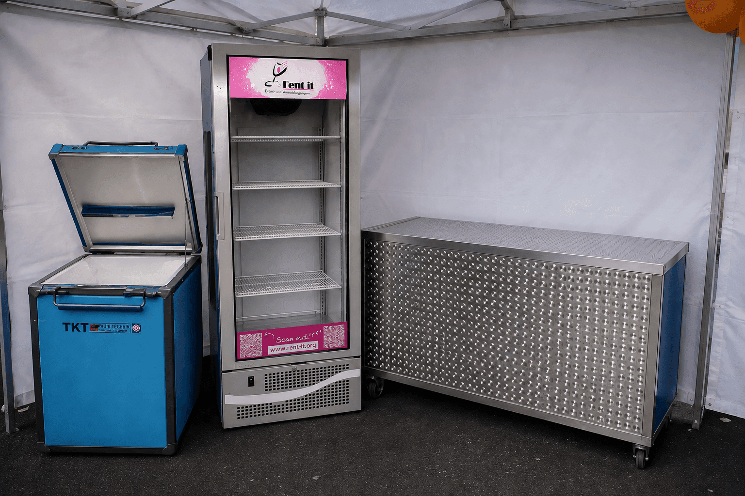 Kühltechnik von Rent it mit Kühltruhe, Getränkekühlschrank und mobilem Kühlmöbel unter einem Veranstaltungszelt.